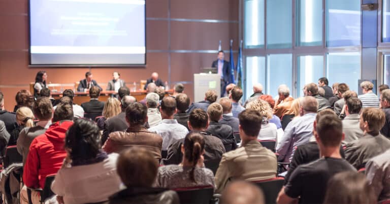 Come organizzare e tenere una conferenza stampa