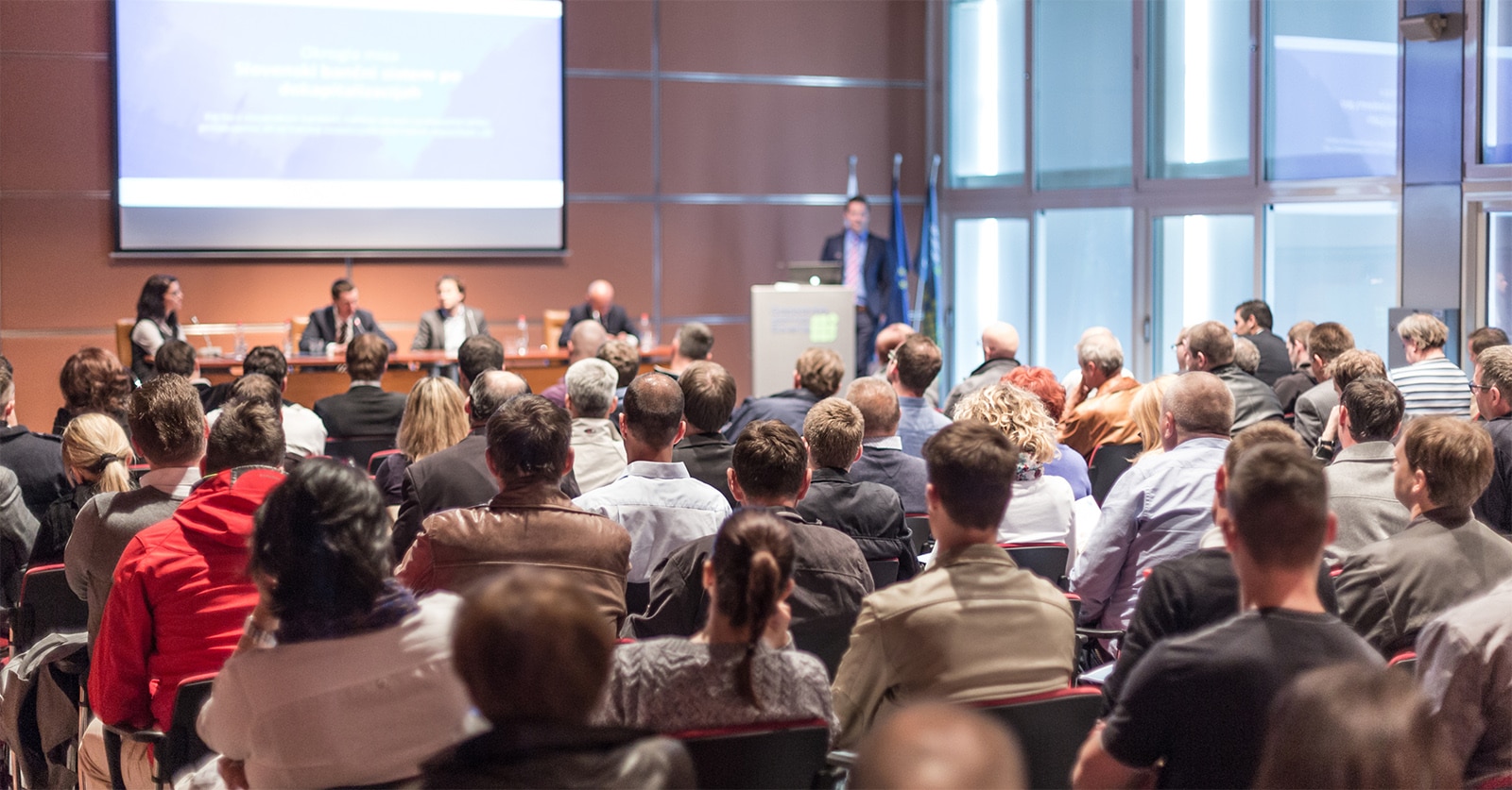 Come organizzare e tenere una conferenza stampa