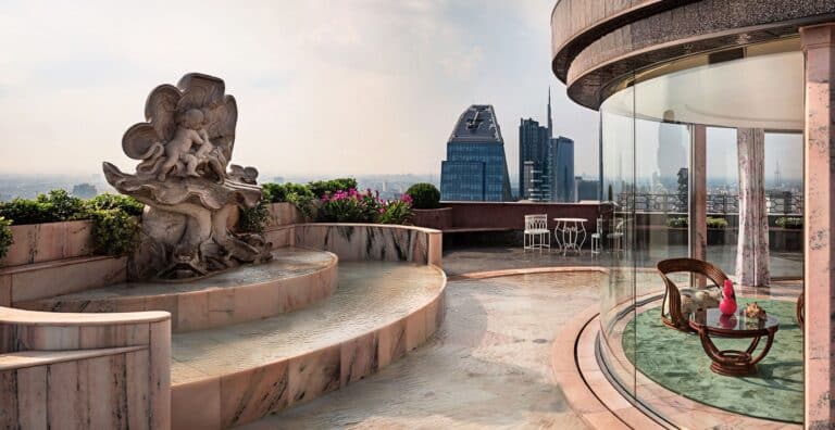 Terrazza panoramica con vista sulla città e arredi eleganti per eventi