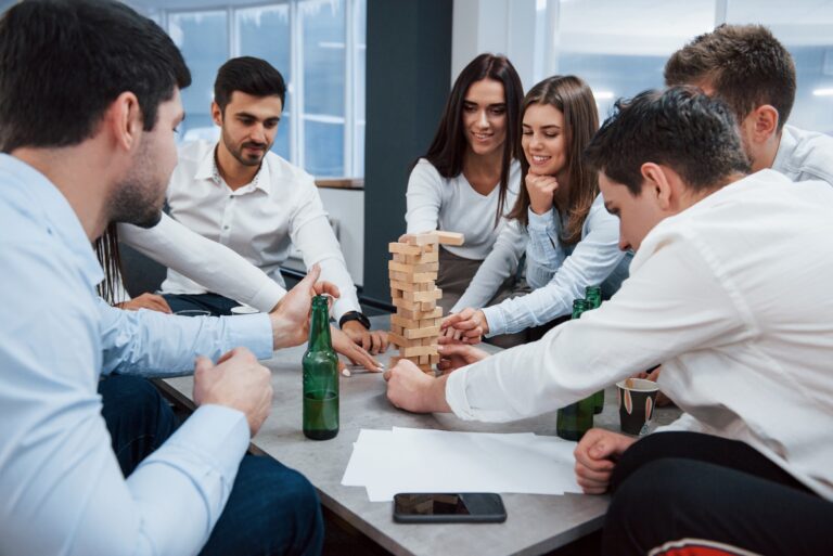 Giovani colleghi giocano insieme in ufficio durante un’attività di team building aziendale