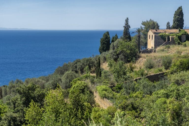 Casale in collina con vista panoramica sul mare e vegetazione mediterranea