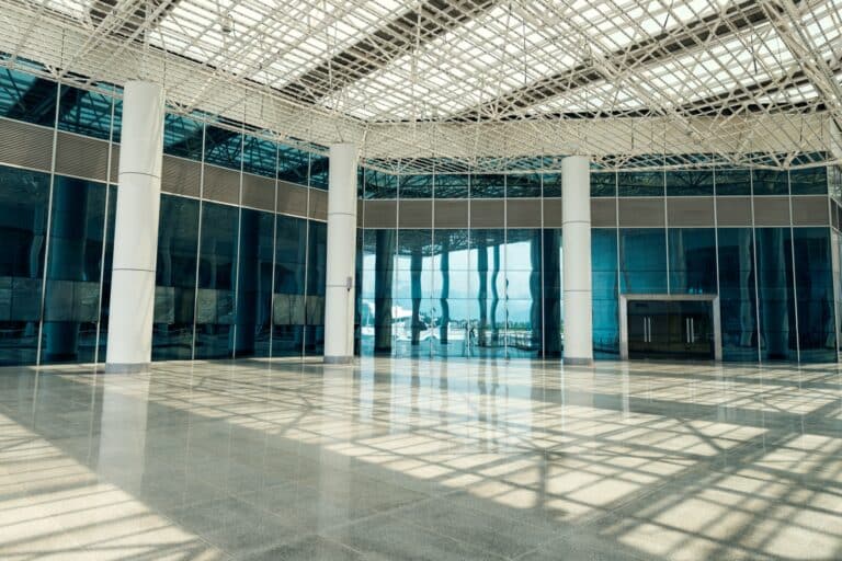 Ampio centro congressi moderno con vetrate, soffitto in acciaio e luce naturale