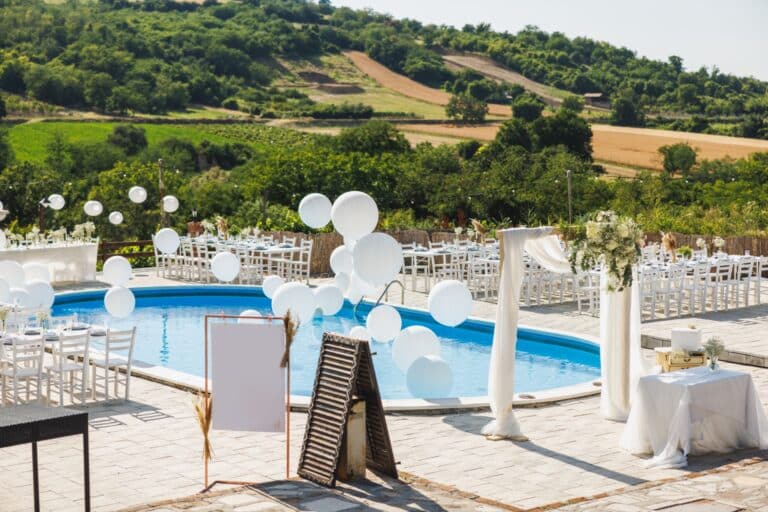 Allestimento per matrimonio in agriturismo con piscina e vista sulla campagna