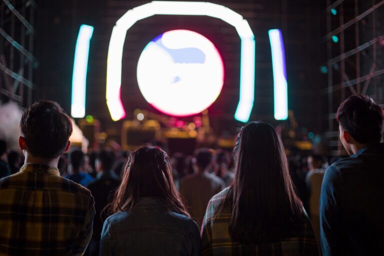 Pubblico davanti a un palco illuminato durante un’attivazione di brand legata a un festival musicale