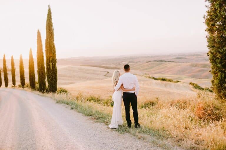 Coppia di sposi osserva il paesaggio della campagna toscana