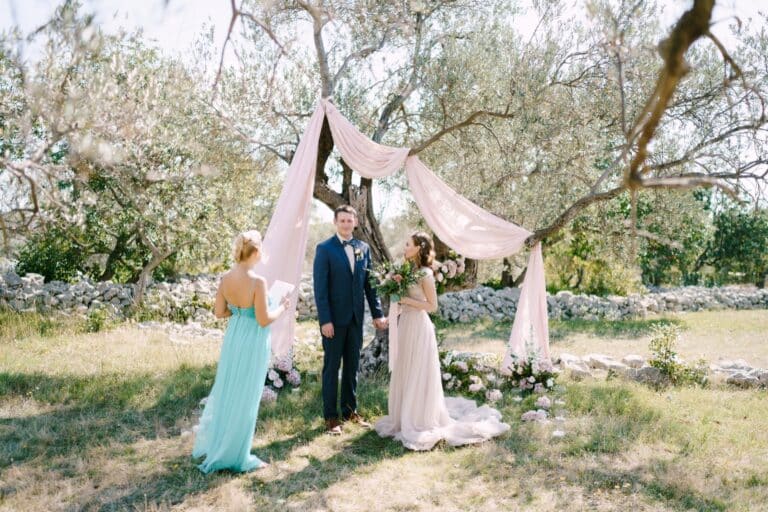 Cerimonia di matrimonio all’aperto tra gli ulivi e i muretti a secco in Puglia