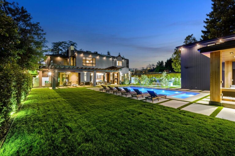 Villa moderna con ampio giardino e piscina illuminata per eventi privati