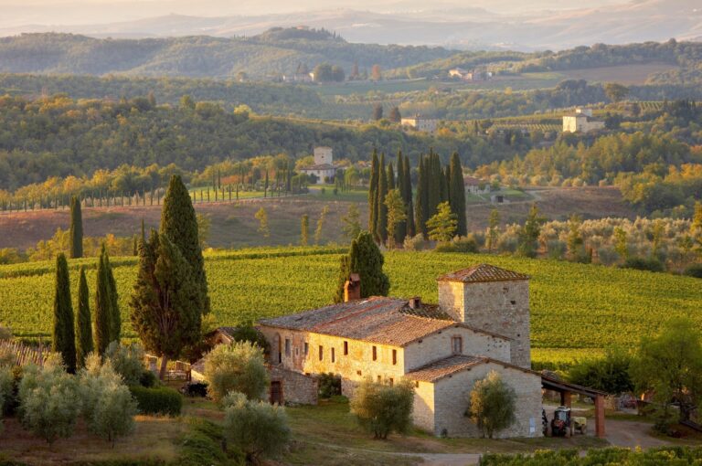Casale toscano tra vigneti e cipressi per eventi in campagna