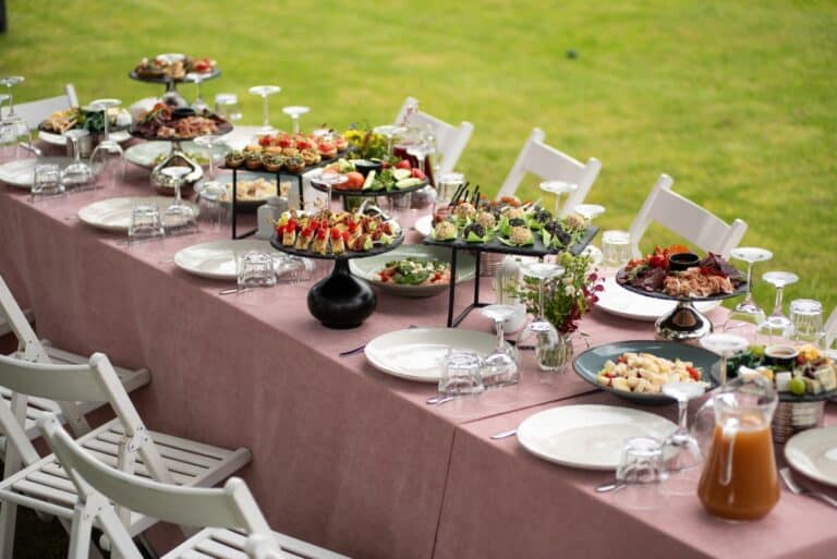 Tavolo all’aperto allestito per un brunch di matrimonio