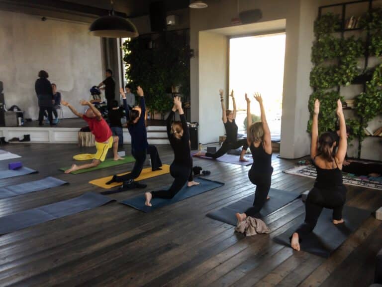 Gruppo durante una sessione di yoga in un wellness retreat aziendale