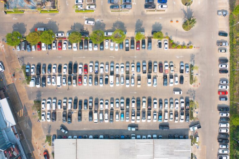 Parcheggio ampio per eventi visto dall’alto con numerosi posti auto