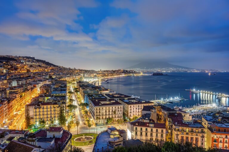 Panorama serale di Napoli con il Golfo e il Vesuvio sullo sfondo