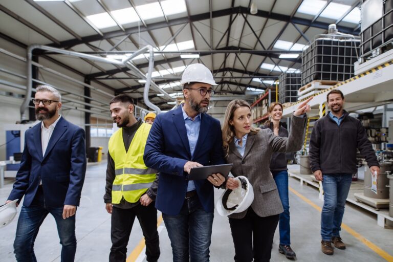 Visitatori accompagnati durante un open day all’interno di uno stabilimento aziendale
